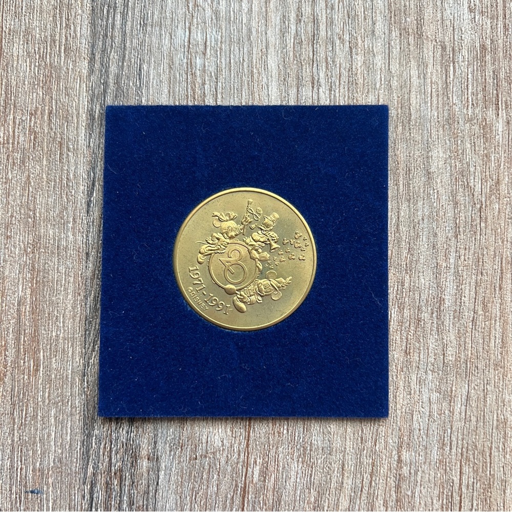 20 Magic Years Walt Disney World Commenorative Coin 1971-1991 in package